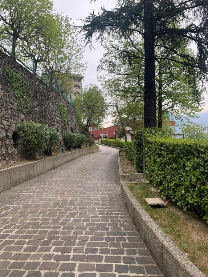 Appartamento Timeless Con Piscina E Tennis Valbrona Екстериор снимка